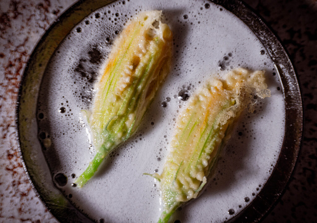 7. Die Blüten werden anschließend für 5 Minuten in heißem Öl frittiert.