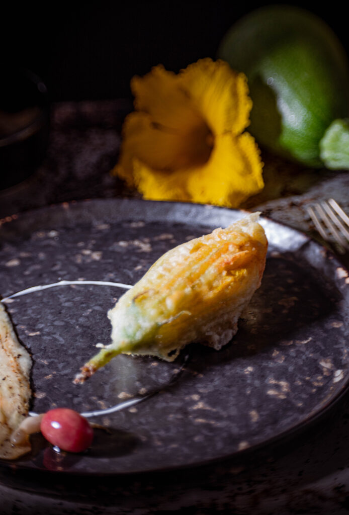 Für mein Rezept für gefüllte Zucchiniblüten mache ich die veganen Sardellen und auch den rein pflanzlichen Mozzarella selber.