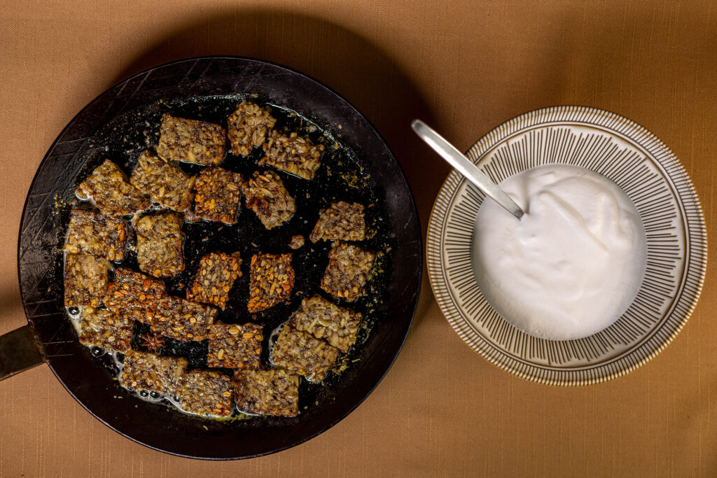 2. Die halbsteif geschlagene Sahen und das Anbraten der gewürzten Schwarzbotcroutons.