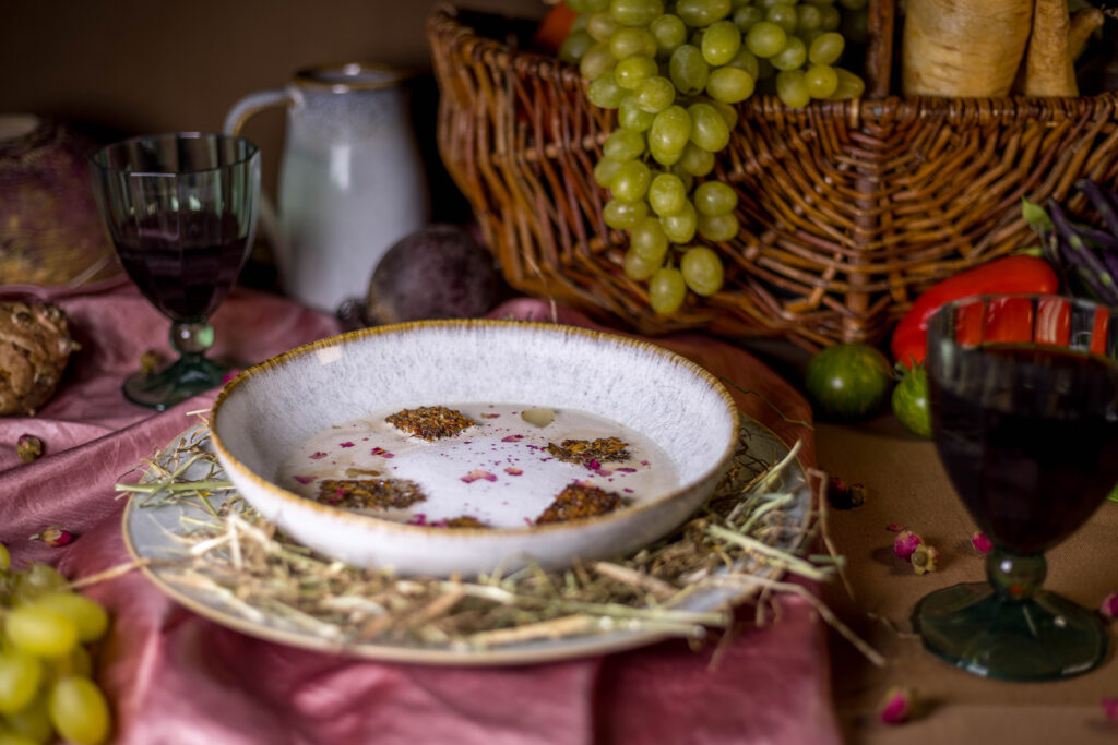 Wichtig beim Kochen einer Heusuppe ist es aromatisches Heu zu verwenden, also richtiges Alpenheu mit vielen Kräutern und Blüten.