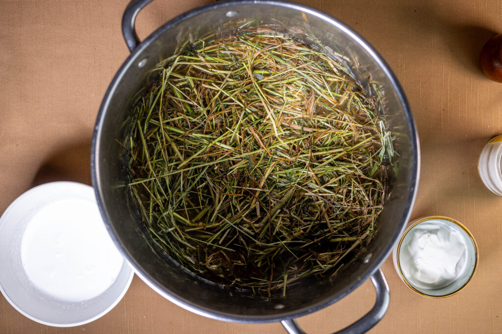 7. 4 Minuten ziehen lassen, die Suppe dann erneut absieben.