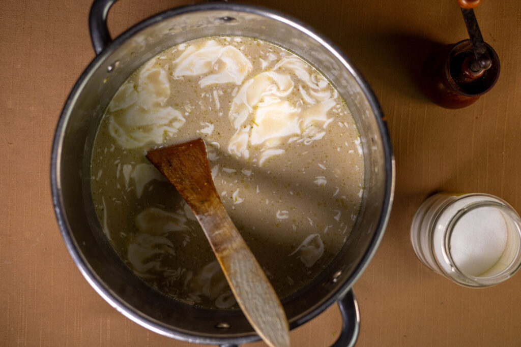 9. Vegane Sahne und Creme Fraiche einrühren und die Suppe erneut aufkochen. Zum Schluss mit Salz und Pfeffer abschmecken.