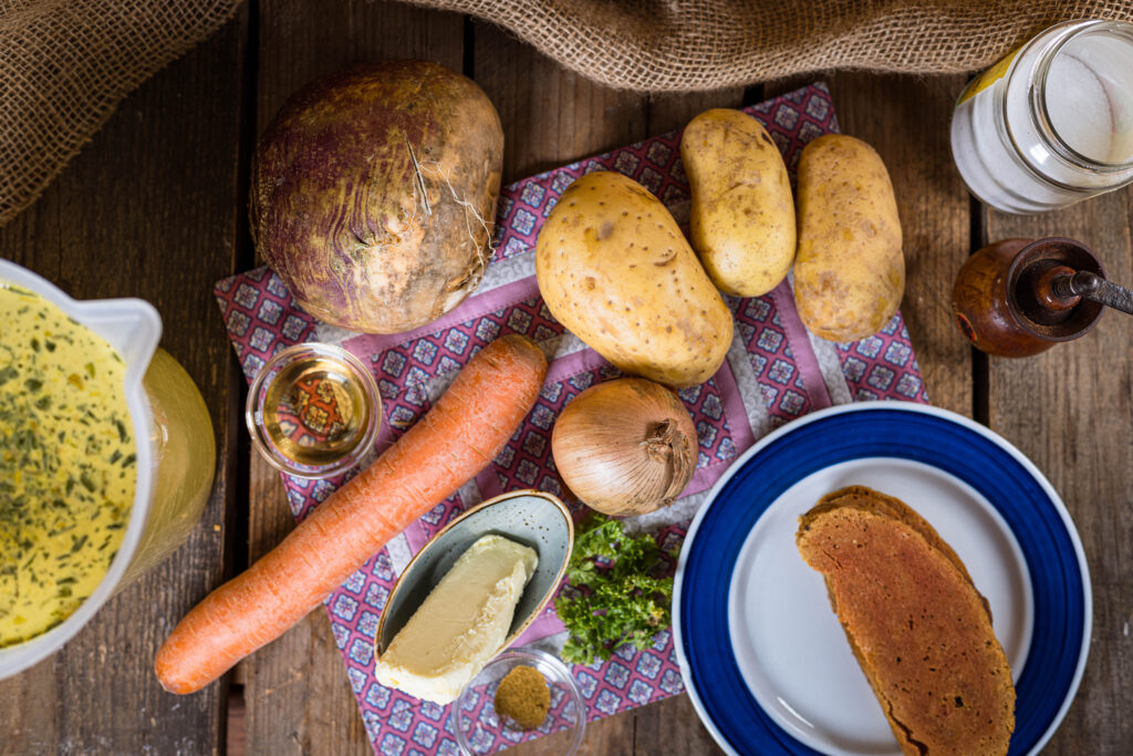 1. Alle Zutaten für den veganen Kohlrübeneintopf.