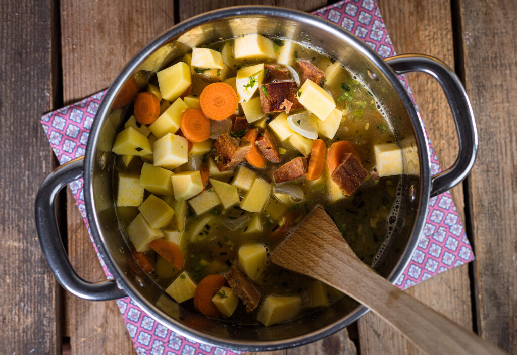 5. Dann kommen alle weiteren Suppenzutaten dazu und der EIntopf muss eine Weile kochen.