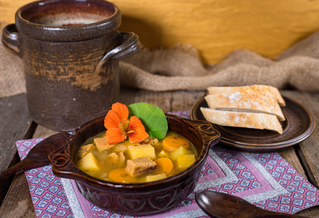 In diesem Rezept mache ich eine leckere Kohlrübensuppe, oder auch Steckrübensuppe, klassisch wie von Oma und Opa, nur veganisiert.