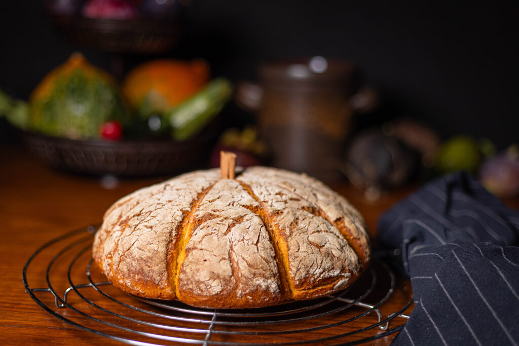 10. Die Schnüre um das Brot mit einer Schere auftrennen und die Bänder entfernen. Anschließend sollte das Brot auskühlen, damit man es besser schneiden kann.