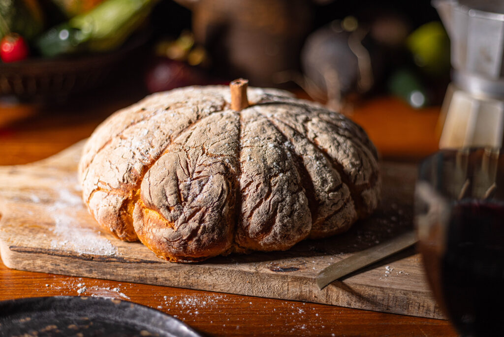 Kürbisbrot in Kürbisform mit Kürbismus im Teig.