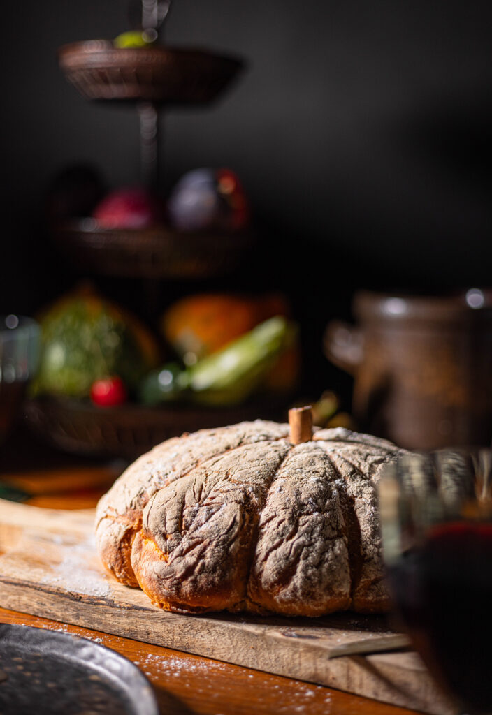 Mit aromatischen Kürbis im Teig ist es eine leckere Abwechslung in der Brotlandschaft.