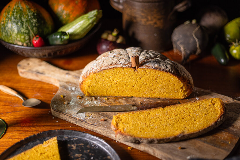 Die satte, orangefarbene Krume im Inneren des Kürbisbrots erinnert an Herbstfarben und den frischen Geschmack von Kürbis.