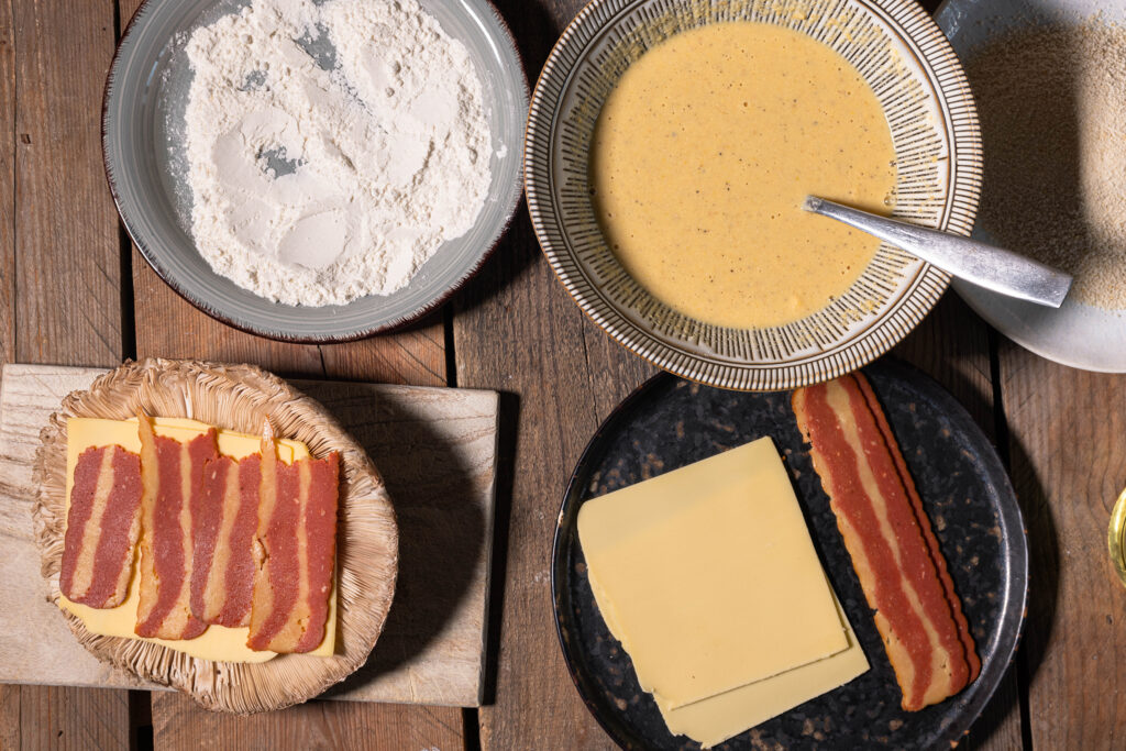 3. Einen Parasolhut auf der Lamellenseite mit veganem Käse und Schinken belegen.