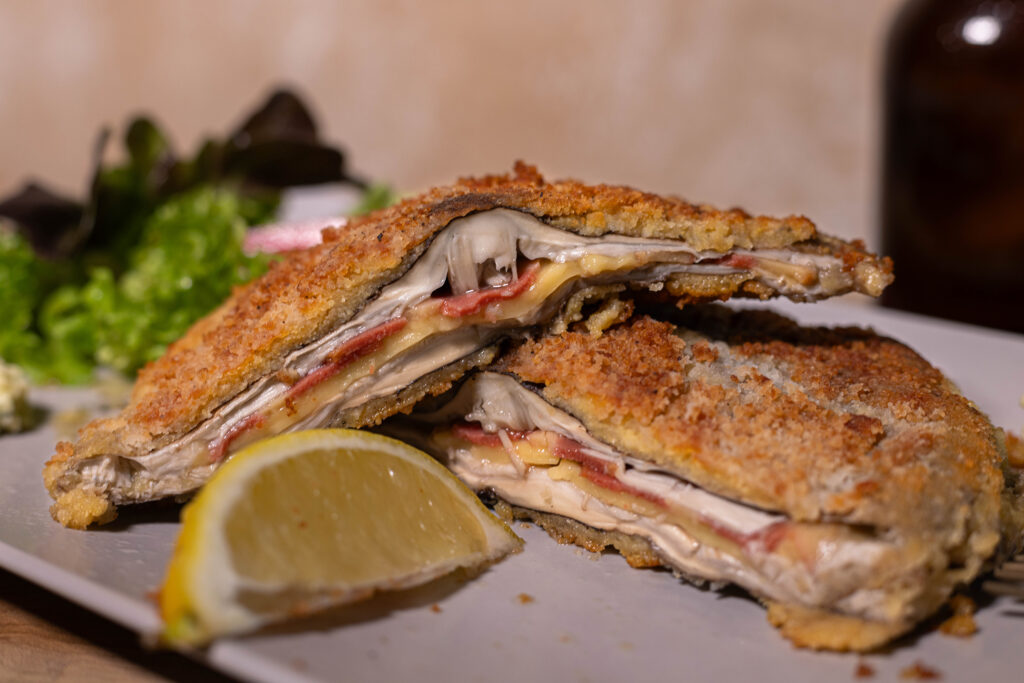 Ich liebe es Pilze zu sammeln und damit zu kochen. Hier sieht man wie schön fleischig und saftig das vegane Cordon Bleu geworden ist.