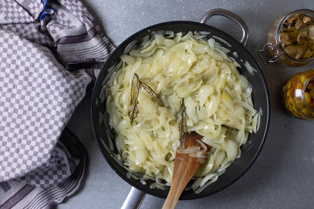 6. Die Zwiebeln werden mit Knoblauch und Thymian langsam geschmort.