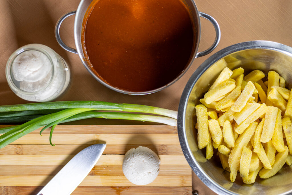 1. Für dieses Gericht braucht man nur 3 Zutaten: Pommes, Bratensauce, Mozzarella. Und optional noch Lauchzwiebeln.