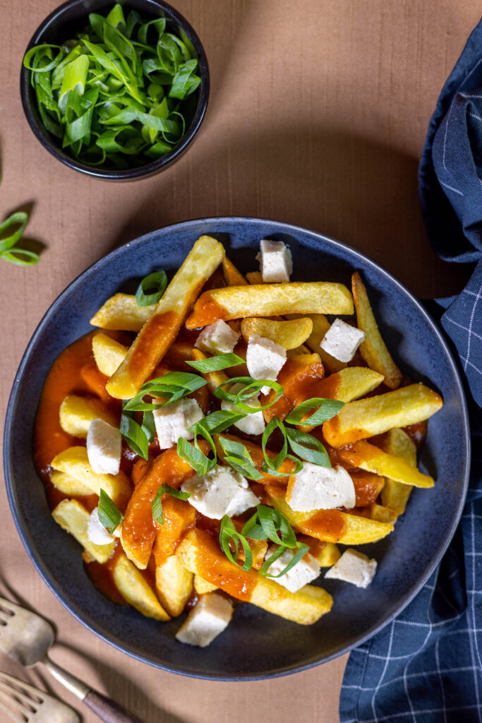 Mein veganes Rezept für Original Kanadische Poutine muss sich vor der nicht pflanzlichen Variante keinesfalls verstecken.