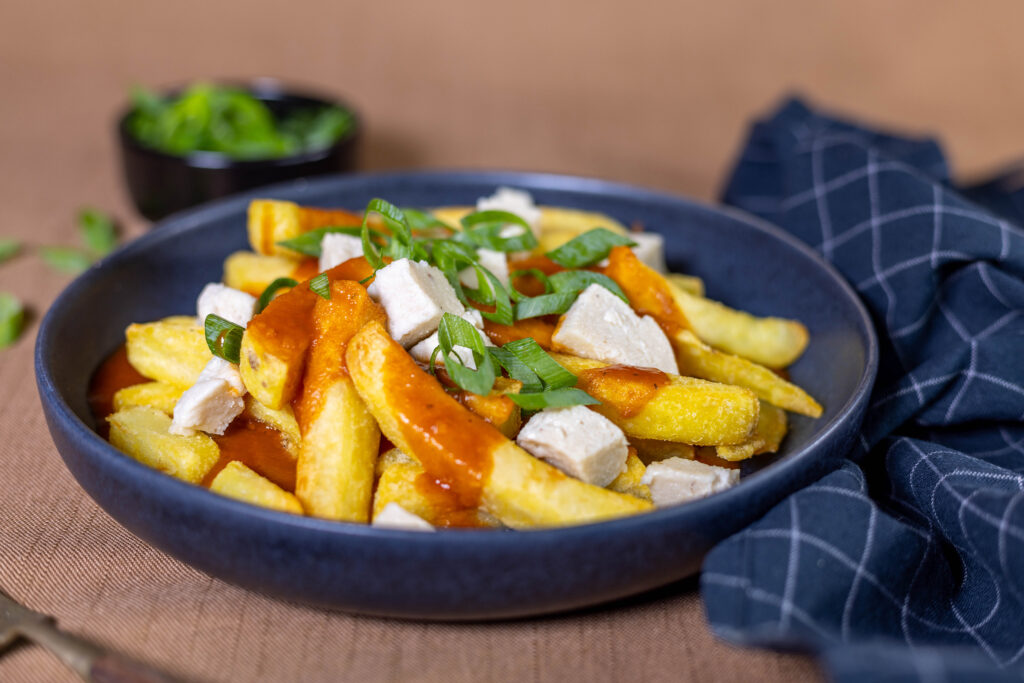 Ich verwende für meine vegane Poutine meinen selbstgemachten, veganen Mozzarella.