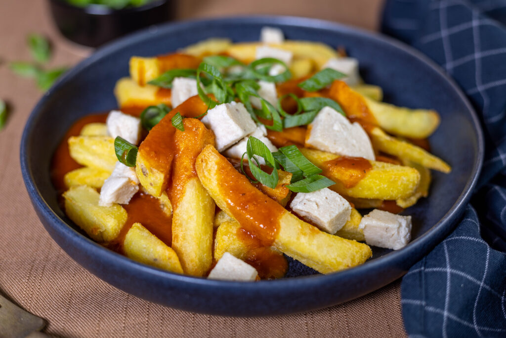 Die klassische Poutine wird mit Bratensauce (Gravy) serviert, dabei kommt es darauf an eine sehr gute Bratensauce zu verwenden.