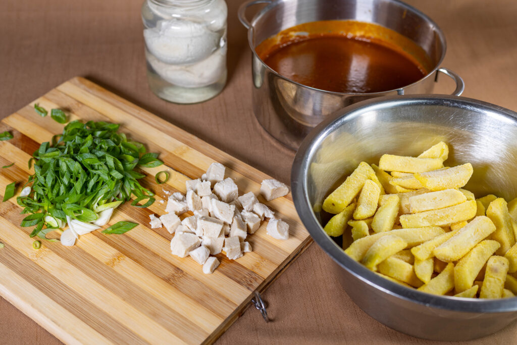 2. Der vegane Mozzarella und die Lauchzwiebeln werden klein geschnitten.