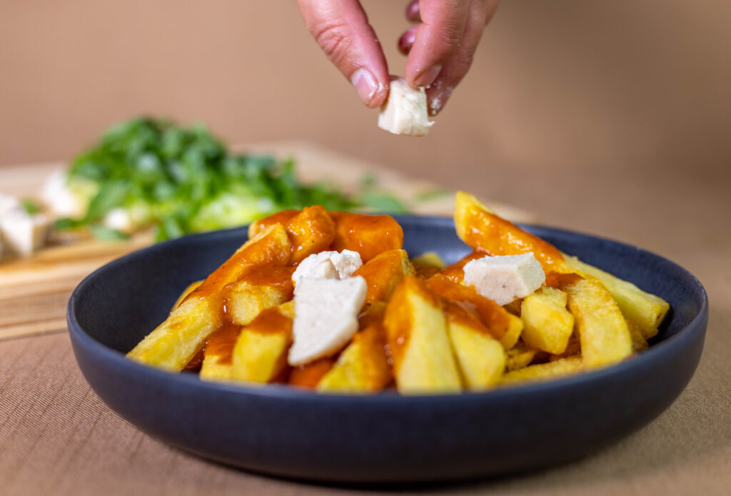 4. Nun kommt der vegane Käse auf die Poutine.