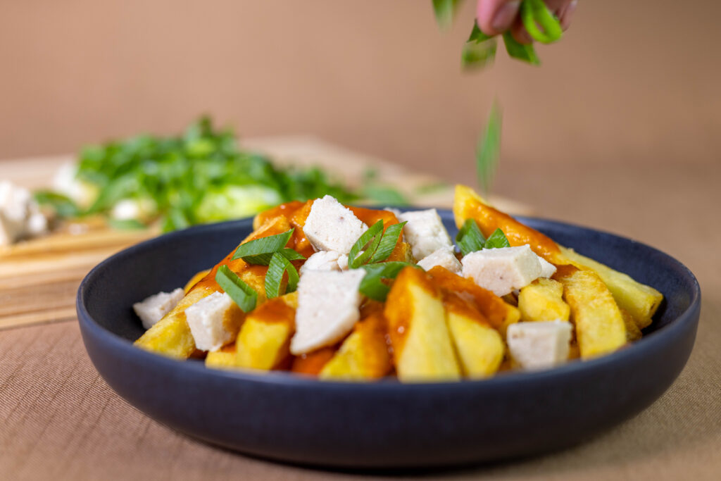 5. Zum Schluss garniere ich das Ganze mit aromatischen, frischen Lauchzwiebelringen.