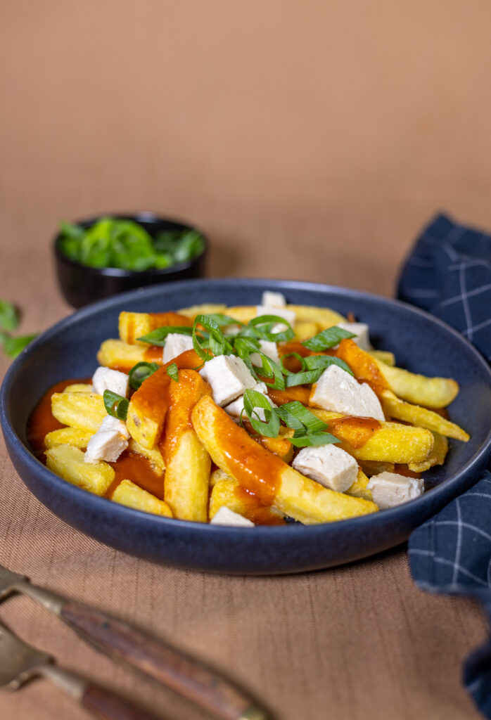 Vegane Poutine mit selbstgemachtem Käse und Bratensauce