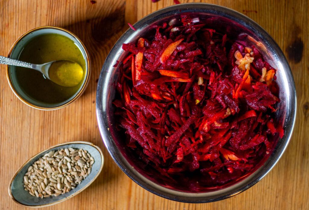 2. The dressing is mixed, the sunflower seeds are roasted and the vegetables are grated.