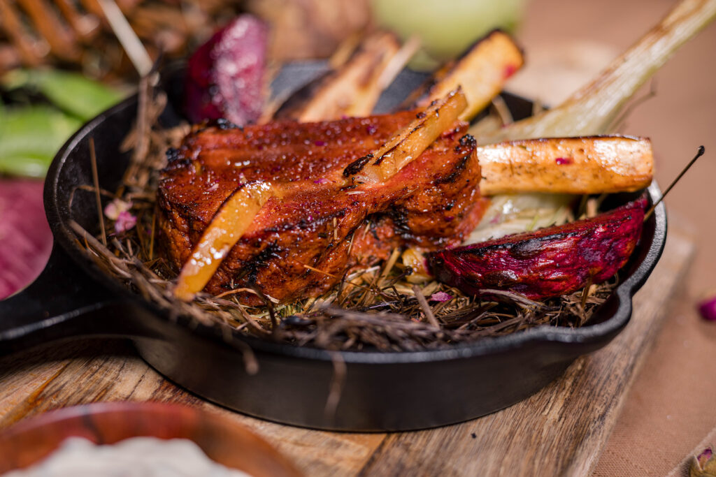 Mein veganer Heubraten aus selbstgemachtem Seitankarree ist angelehnt an ein Lammkarree