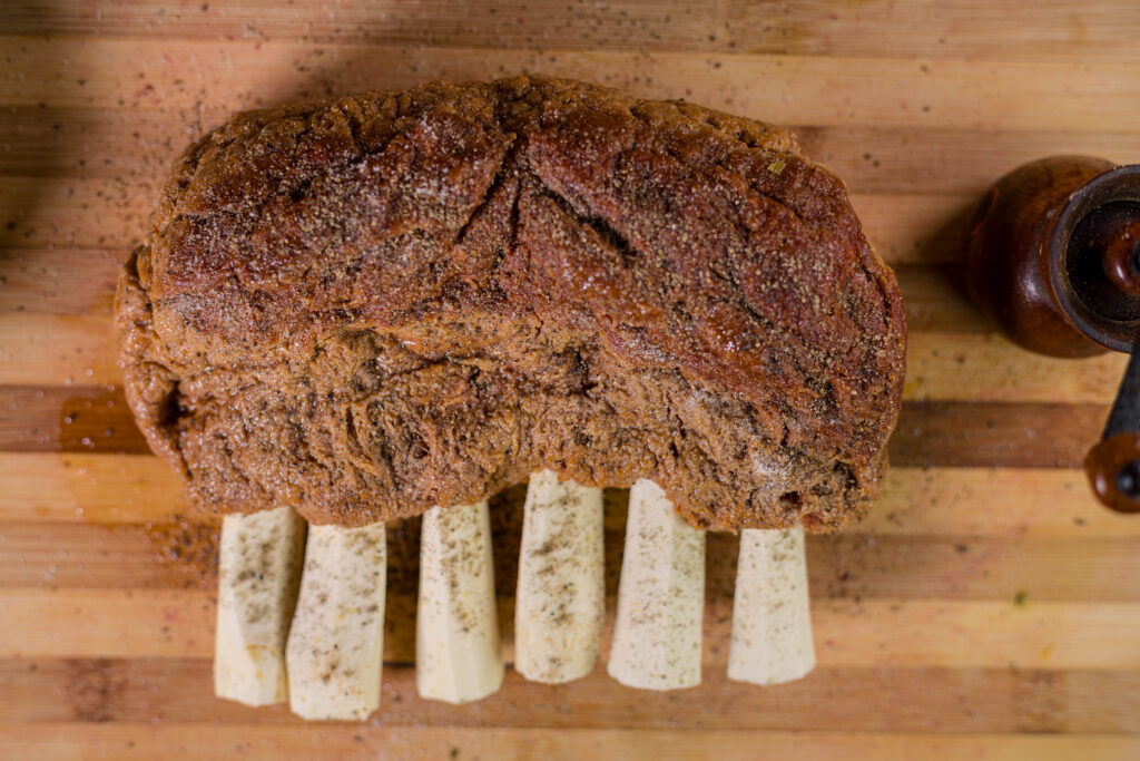 12. Der vegane Lammbraten wird großzügig gesalzen und gepfeffert.