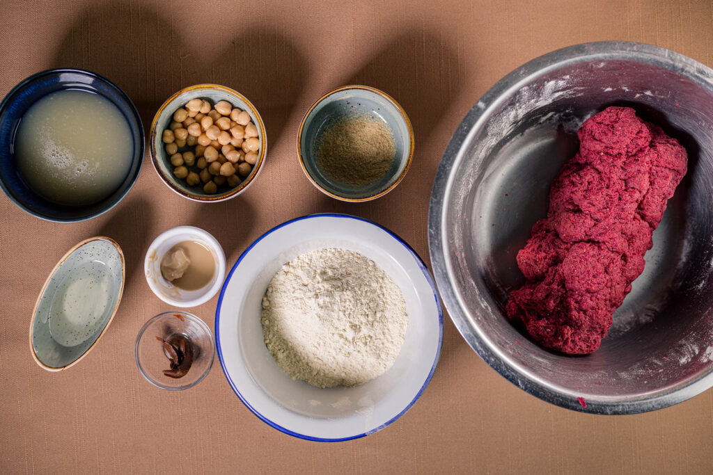 3. Der rote Seitan ist geknetet. Daneben stehen alle Zutaten für den hellen Seitan für die Fett-Marmorierung.