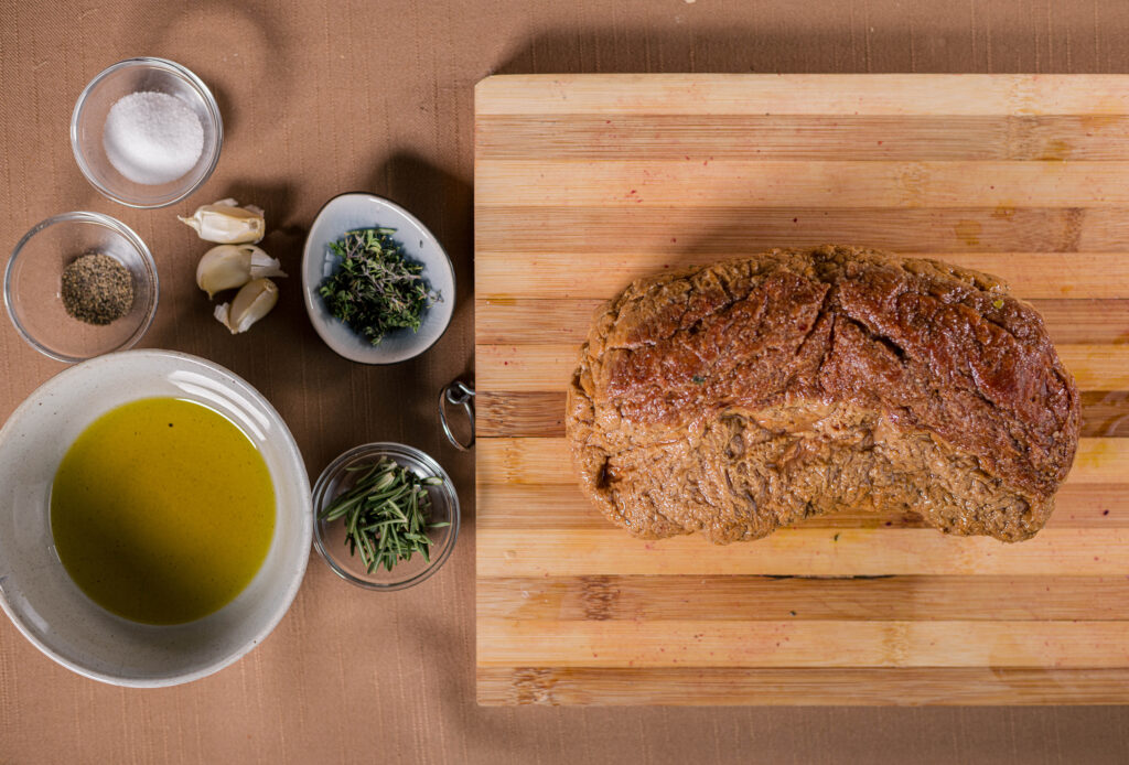 10. Der gedünstete, ausgekühlte Seitan und alle Zutaten für die Bratenmarinade.