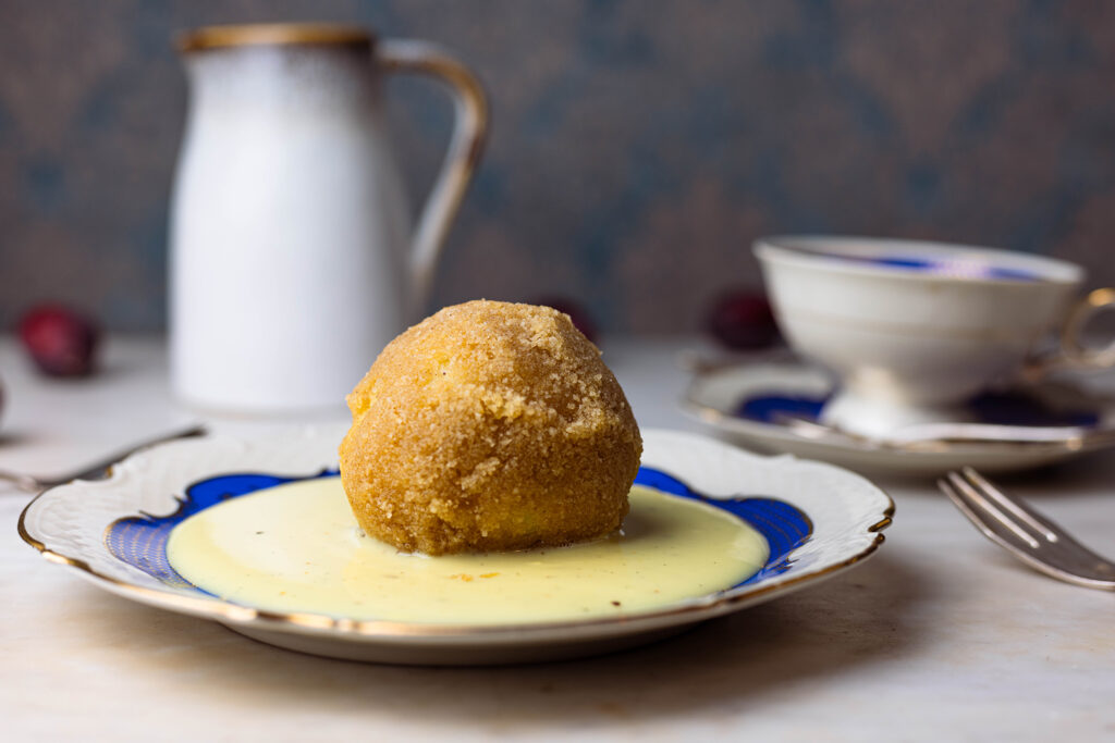 Zwetschgenknödel im Kartoffelteig, mit Vanille-Tonka-Sauce