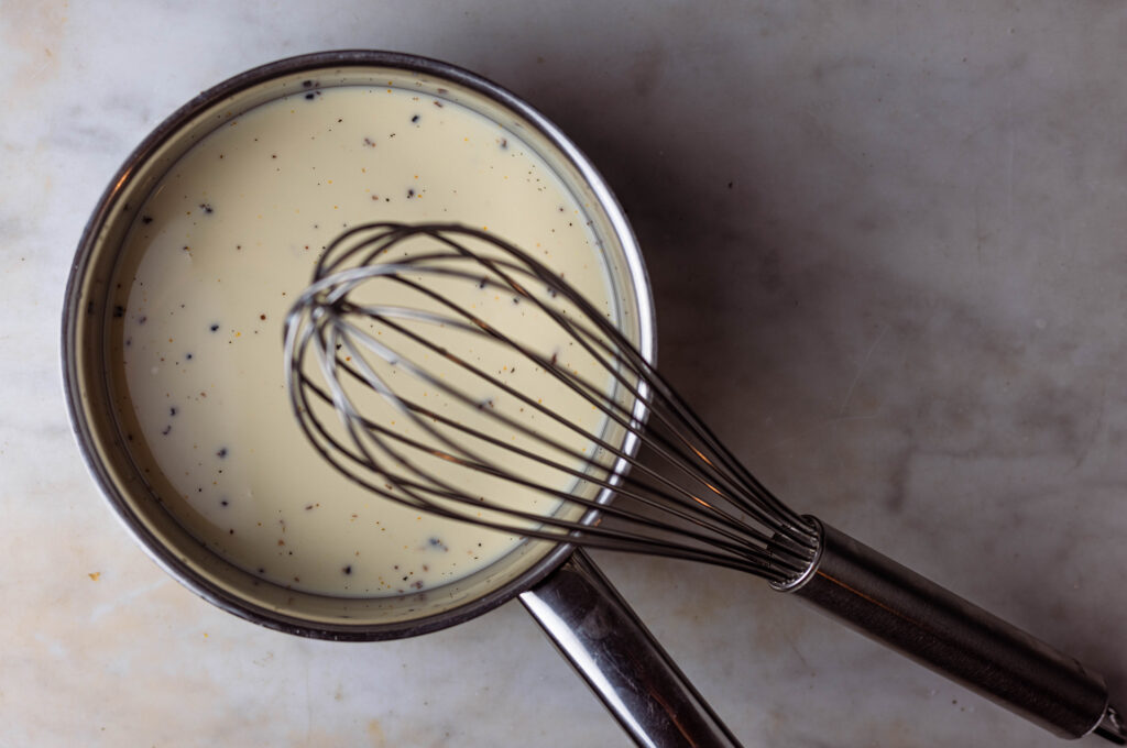 2. Die Sauce wird kalt angerührt und dann kurz unter Rühren zum Kochen gebracht.