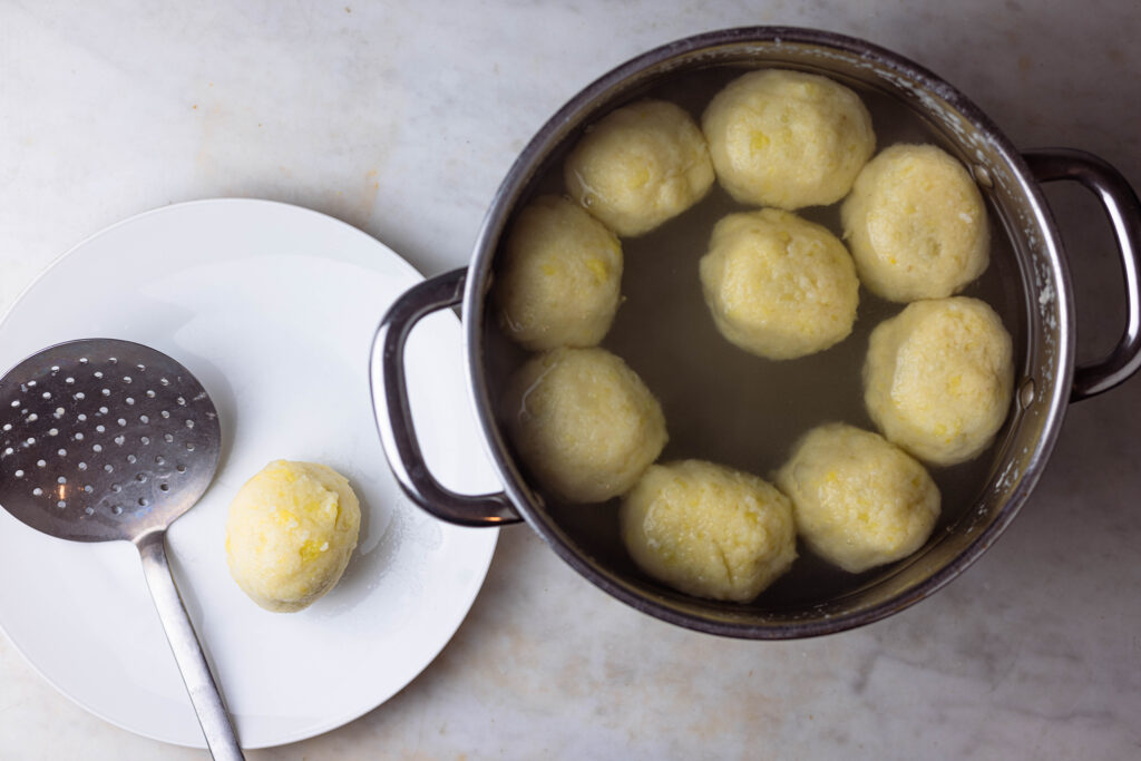 5. Die veganen Zwetschgenknödel werden in leicht gesalzenem, kochenden Wasser gegart.