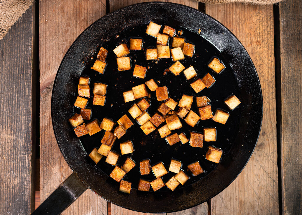 2. Der Räuchertofu wird mit den anderen Zutaten scharf angebraten, bis er knusprig wird.