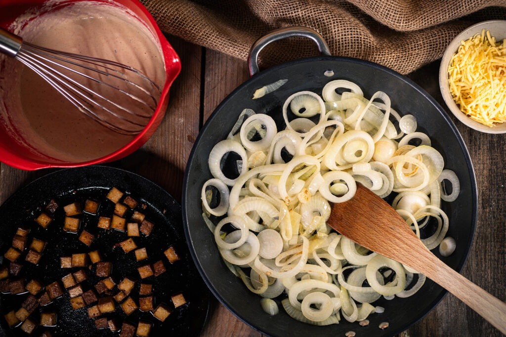 4. Die Zwiebeln sind glasig angebraten und abgekühlt.