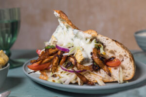 Veganes Gyros, selbstgemacht aus Austernpilzen im Fladenbrot mit Veta, Tzatziki und Krautsalat