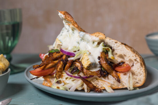 Veganes Gyros, selbstgemacht aus Austernpilzen im Fladenbrot mit Veta, Tzatziki und Krautsalat