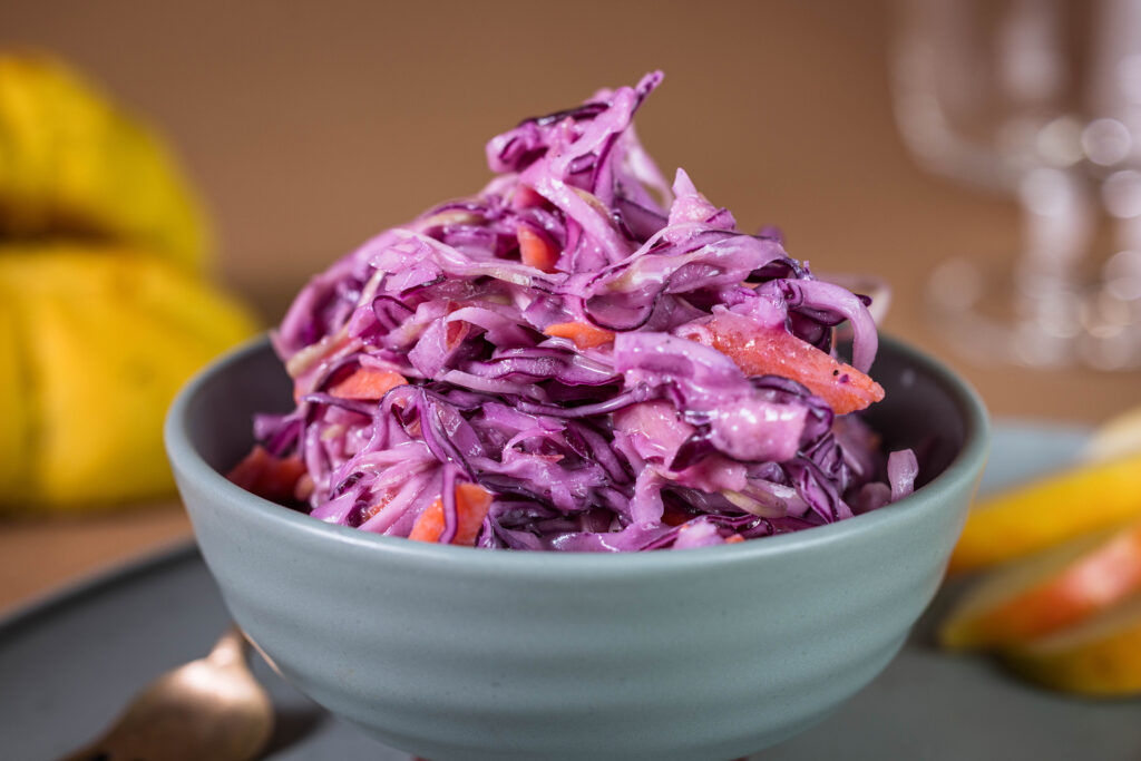 Kohl ist ein regionales Duperfood und diesem Salat befinden sich Weißkohl und Rotkohl.