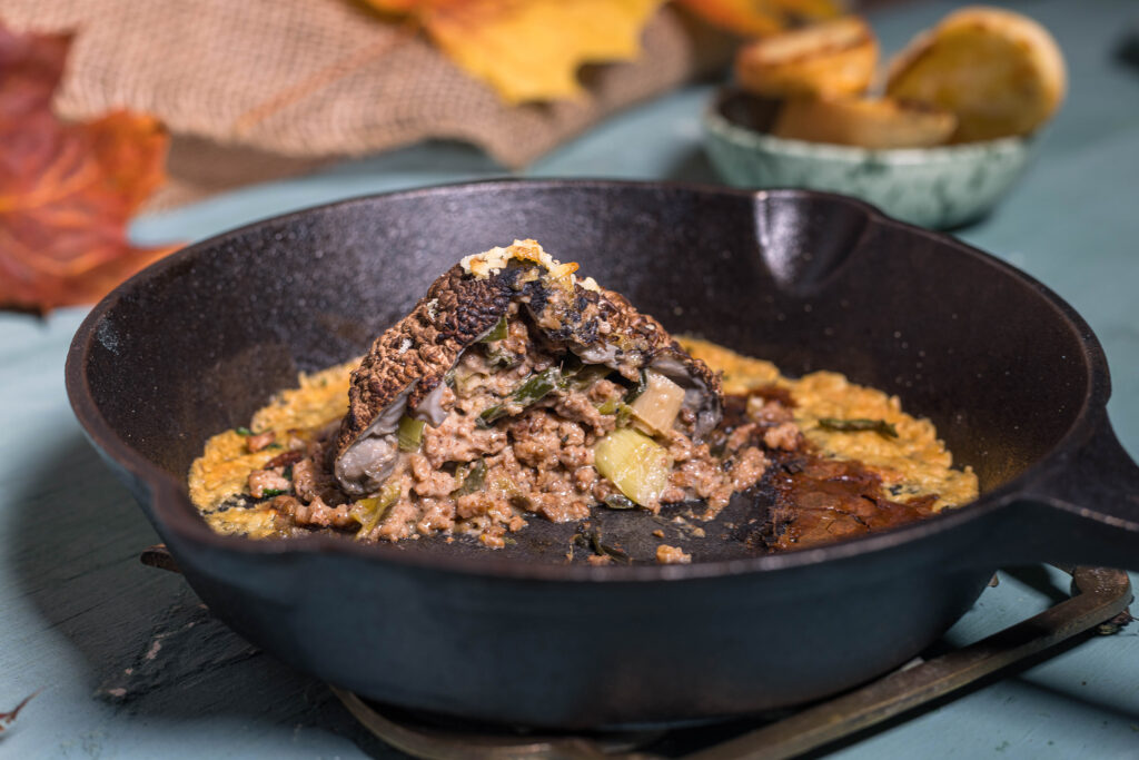 Die großen Hüte der jungen Riesenschirmlinge fülle ich mit einer aromatischen, cremigen, veganen Lauch-Hack-Käse-Füllung.