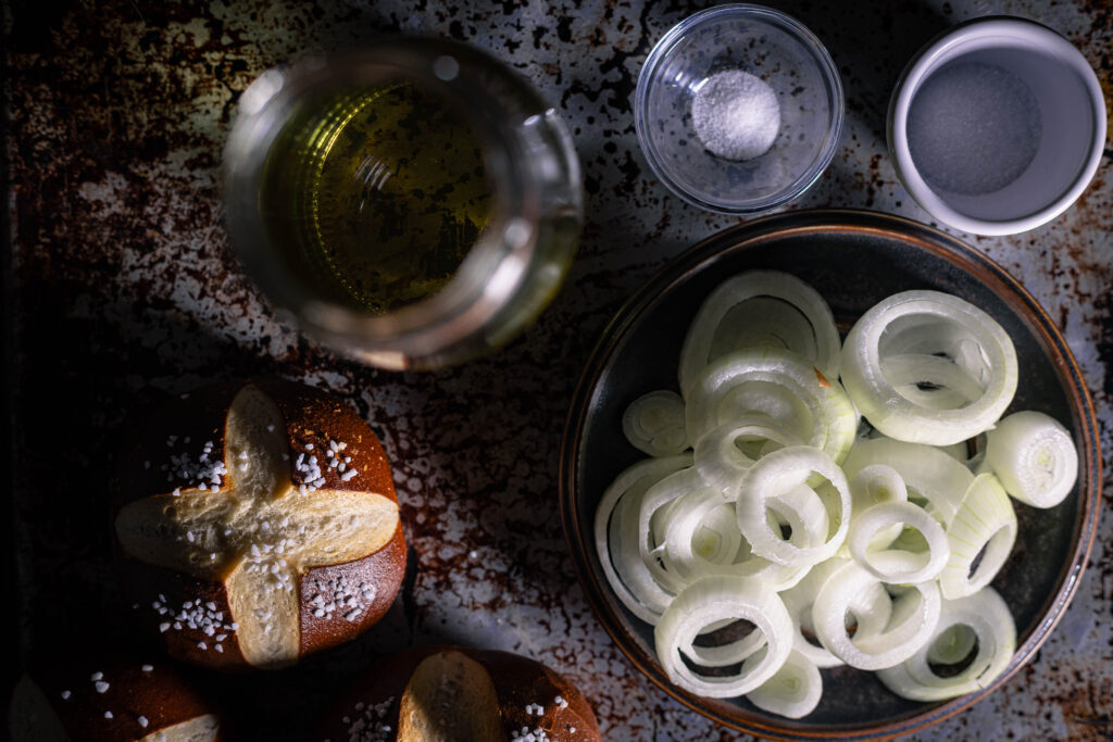 2. Die Zwiebeln dafür in Ringe schneiden, ansonsten braucht man nur Öl, Salz und Zucker.