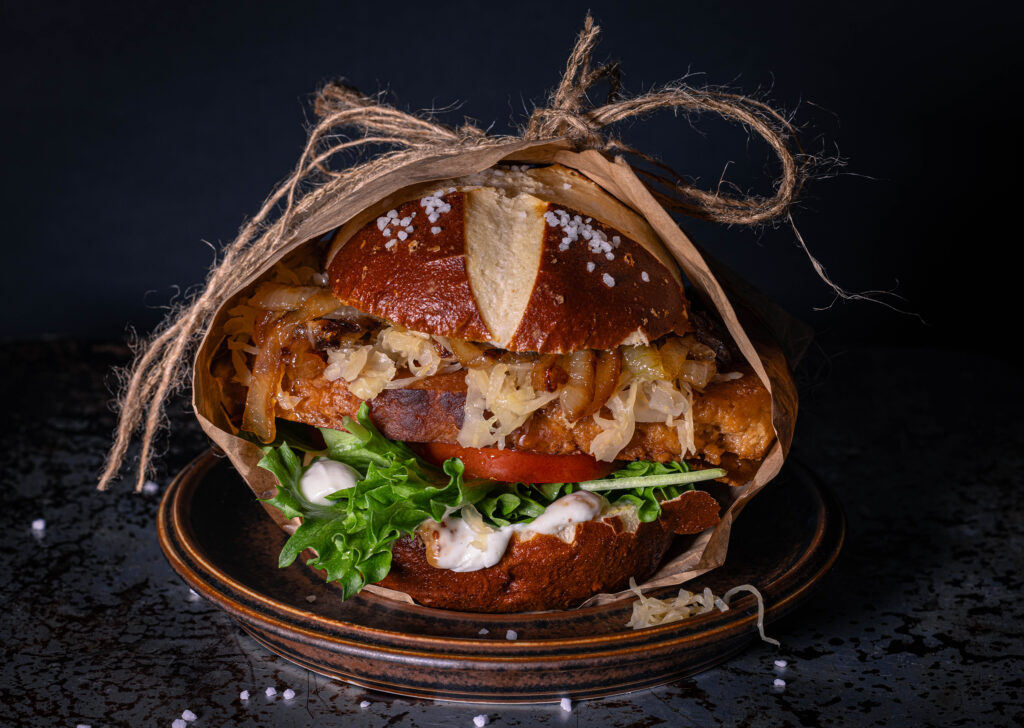 Deftiger Burger trifft auf rustikale, deutsche Bauernküche mit meinem veganen Kasselerburger.