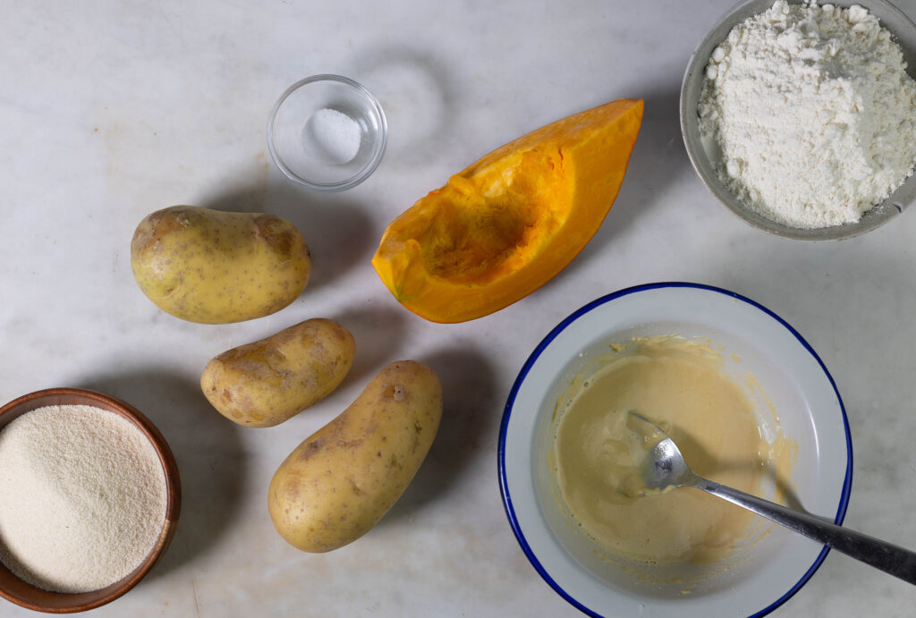 1. Alle Zutaten für die veganen Kürbis-Gnocchi.