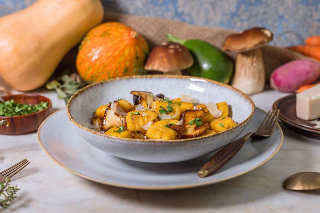 Kürbis-Gnocchi mit gebratenen Steinpilzen - ein schmackhaftes, italienisches Herbstrezept