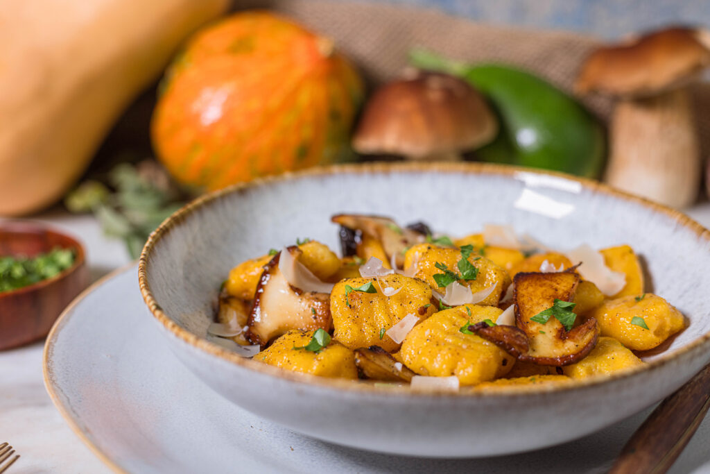 Vegane Kürbis-Gnocchi, selbstgemacht, mit gebratenen Steinpilzen