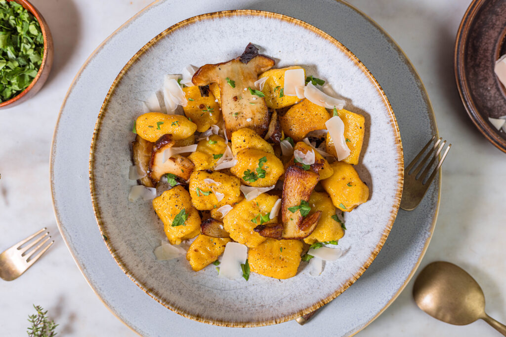 Ich habe meine herbstlichen, durch den Hokaidokürbis leicht süßlichen, Kürbis-Gnocchi in diesem Rezept sehr puristisch zu bereitet.