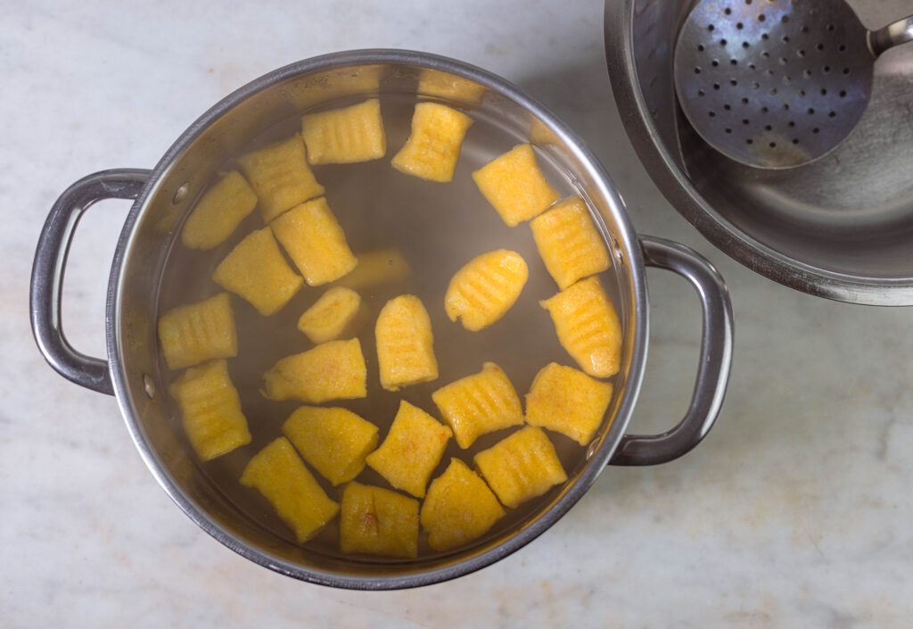 5. Die Gnocchi in kochendem Wasser für ca. 3 Minuten garen, bis sie oben schwimmen.