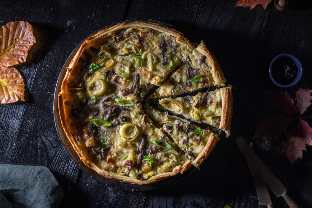 Die Aromen der Quiche und der Pilze harmonieren ganz hervorragend mit der leichten Süße des gebackenen Lauchs.