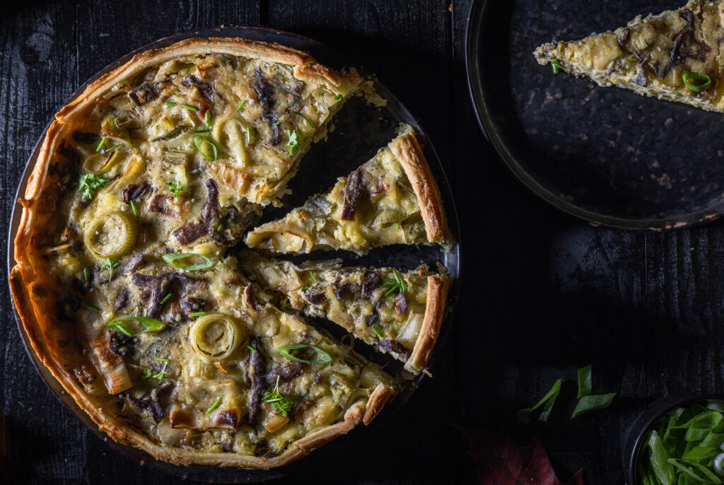 Ein wunderbar gemütliches Herbstessen: mein Rezept für vegane Lauch-Pilz-Quiche mit selbstgesammelten Violetten Rötelritterlingen.