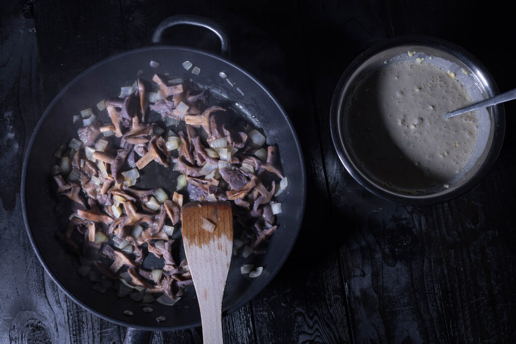 4. Die Pilze werden mit der Zwiebel gut durchgebraten. Die Creme für die Quichefüllung ist auch angerührt.