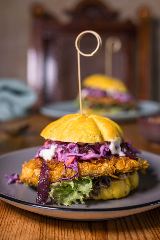 Parasolpburger mit Cornflakespanade und Coleslaw im Kürbisbun – vegan