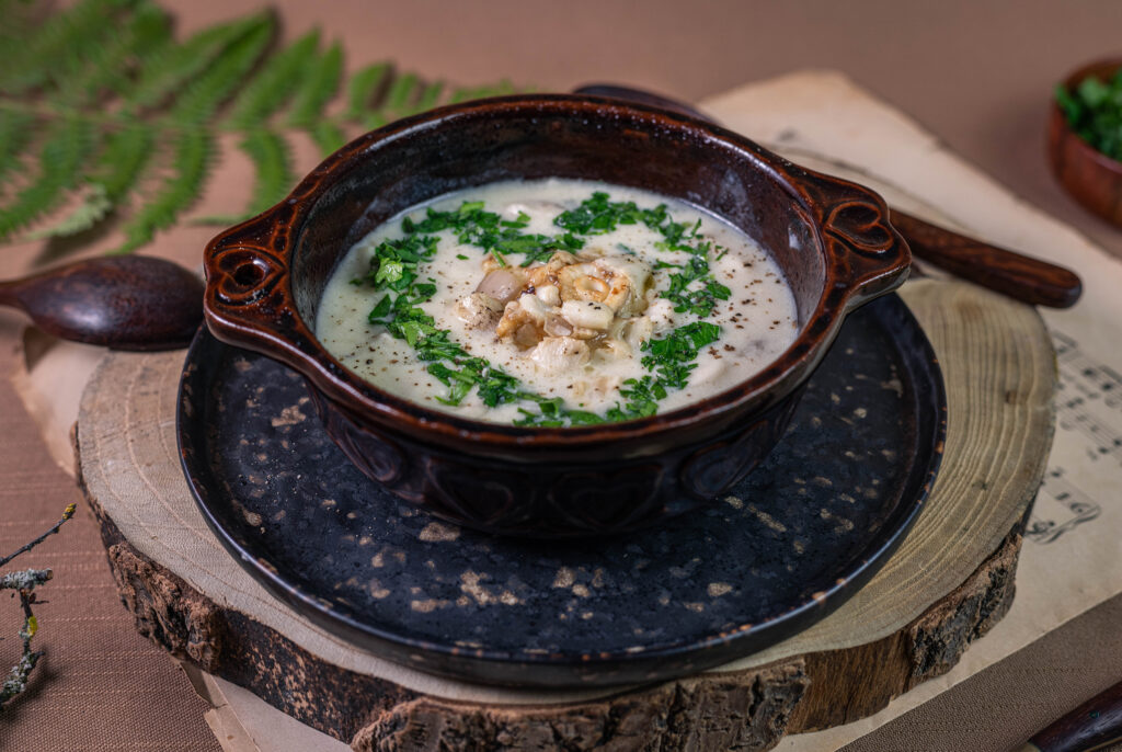 Eine vegane Pilzcremesuppe mit der man sich bestens nach einem schönen Waldspaziergang belohnen kann.